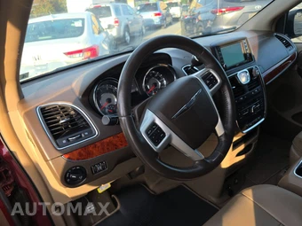 2016 Chrysler Town & Country Touring 121.2" WB - miniatura 11