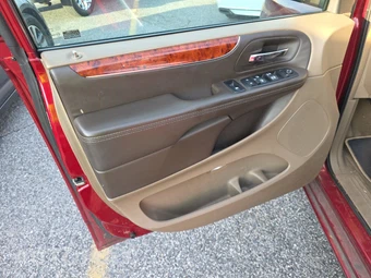 2016 Chrysler Town & Country Touring 121.2" WB - miniatura 9