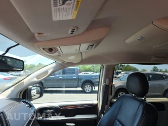 2016 Chrysler Town & Country Touring 121.2" WB - miniatura 21