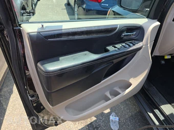 2016 Chrysler Town & Country Touring 121.2" WB - miniatura 9