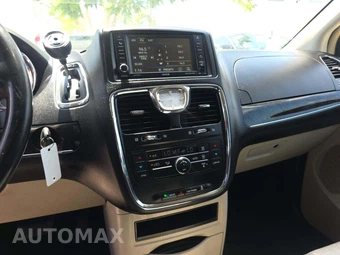 2016 Chrysler Town & Country Touring 121.2" WB - miniatura 10