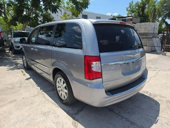 2016 Chrysler Town & Country Touring 121.2" WB - miniatura 2