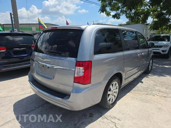 2016 Chrysler Town & Country Touring 121.2" WB - miniatura 3