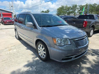 2016 Chrysler Town & Country Touring 121.2" WB - miniatura 4
