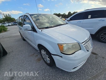 2016 Chrysler Town & Country Touring 121.2" WB - miniatura 3