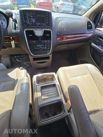 2016 Chrysler Town & Country Touring 121.2" WB - miniatura 10