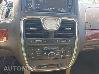 2016 Chrysler Town & Country Touring 121.2" WB - miniatura 33