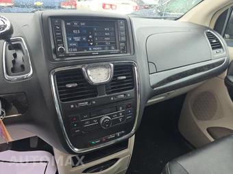 2016 Chrysler Town & Country Touring 121.2" WB - miniatura 11