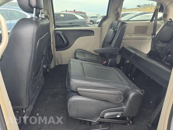 2016 Chrysler Town & Country Touring 121.2" WB - miniatura 13