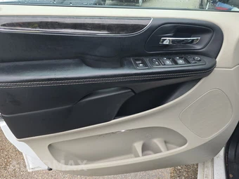 2016 Chrysler Town & Country Touring 121.2" WB - miniatura 9
