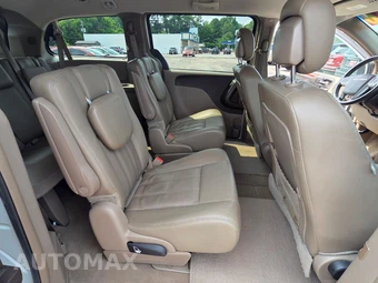 2016 Chrysler Town & Country Touring 121.2" WB - miniatura 12