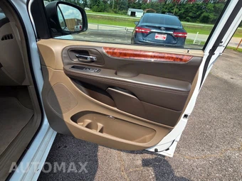 2016 Chrysler Town & Country Touring 121.2" WB - miniatura 14