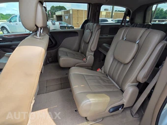 2016 Chrysler Town & Country Touring 121.2" WB - miniatura 9