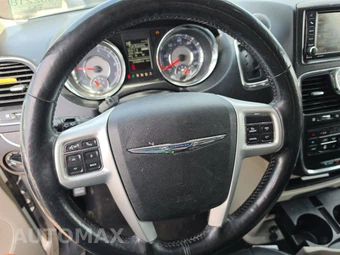 2016 Chrysler Town & Country Touring 121.2" WB - miniatura 10