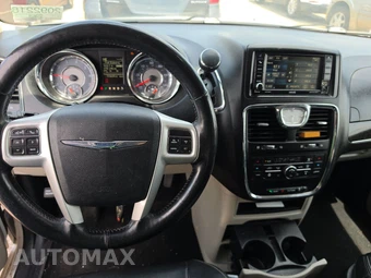 2016 Chrysler Town & Country Touring 121.2" WB - miniatura 11
