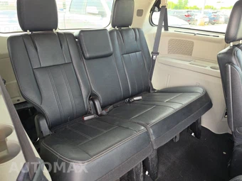 2016 Chrysler Town & Country Touring 121.2" WB - miniatura 14