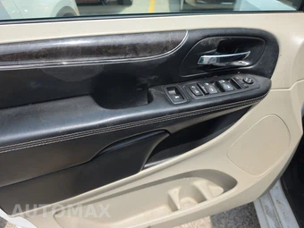 2016 Chrysler Town & Country Touring 121.2" WB - miniatura 9