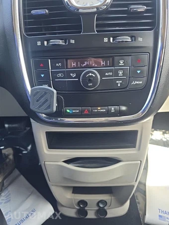 2016 Chrysler Town & Country Touring 121.2" WB - miniatura 33