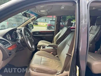 2016 Chrysler Town & Country Touring 121.2" WB - miniatura 10