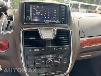 2016 Chrysler Town & Country Touring 121.2" WB - miniatura 13