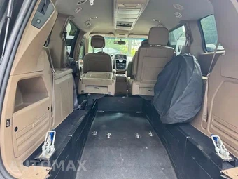2016 Chrysler Town & Country Touring 121.2" WB - miniatura 2