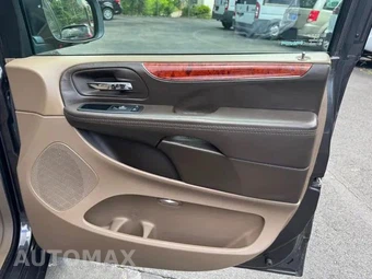 2016 Chrysler Town & Country Touring 121.2" WB - miniatura 21