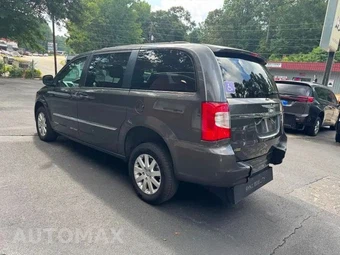 2016 Chrysler Town & Country Touring 121.2" WB - miniatura 3