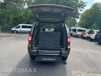 2016 Chrysler Town & Country Touring 121.2" WB - miniatura 6