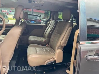 2016 Chrysler Town & Country Touring 121.2" WB - miniatura 9