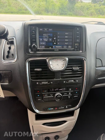 2016 Chrysler Town & Country Touring 121.2" WB - miniatura 13