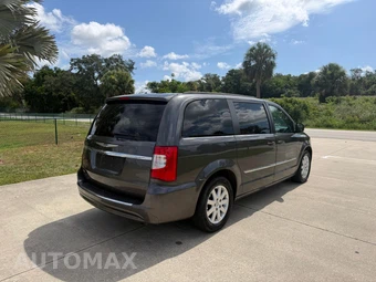 2016 Chrysler Town & Country Touring 121.2" WB - miniatura 3