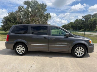 2016 Chrysler Town & Country Touring 121.2" WB - miniatura 8