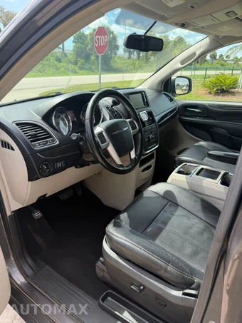 2016 Chrysler Town & Country Touring 121.2" WB - miniatura 9