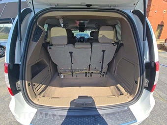 2016 Chrysler Town & Country Touring 121.2" WB - miniatura 15
