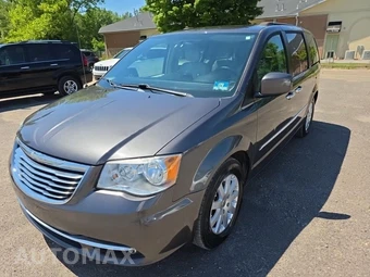 2016 Chrysler Town & Country Touring 121.2" WB
