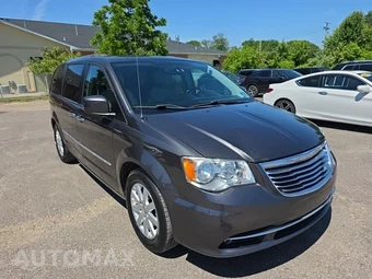 2016 Chrysler Town & Country Touring 121.2" WB – miniatura 3
