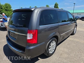 2016 Chrysler Town & Country Touring 121.2" WB – miniatura 4