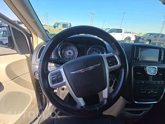 2016 Chrysler Town & Country Touring 121.2" WB - miniatura 10