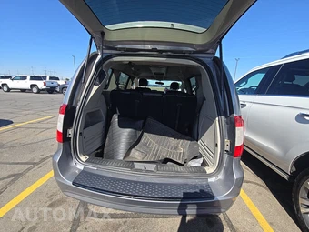 2016 Chrysler Town & Country Touring 121.2" WB - miniatura 17