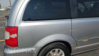 2016 Chrysler Town & Country Touring 121.2" WB - miniatura 26