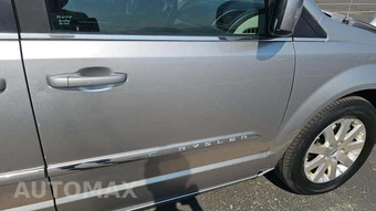 2016 Chrysler Town & Country Touring 121.2" WB - miniatura 28