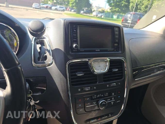 2016 Chrysler Town & Country Touring 121.2" WB - miniatura 10