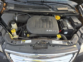 2016 Chrysler Town & Country Touring 121.2" WB - miniatura 16