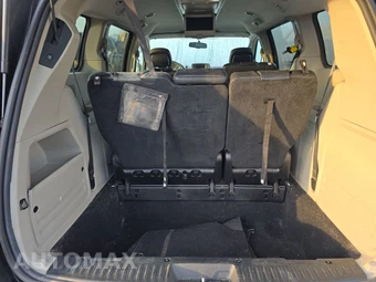 2016 Chrysler Town & Country Touring 121.2" WB - miniatura 17