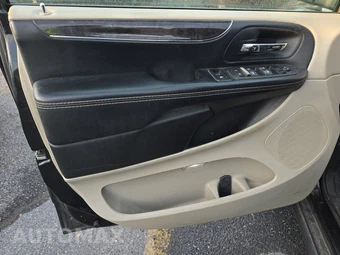 2016 Chrysler Town & Country Touring 121.2" WB - miniatura 9