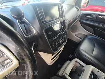 2016 Chrysler Town & Country Touring 121.2" WB – miniatura 11