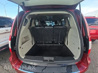 2016 Chrysler Town & Country Touring 121.2" WB – miniatura 17