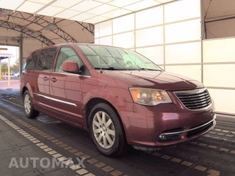 2016 Chrysler Town & Country Touring 121.2" WB – miniatura 3