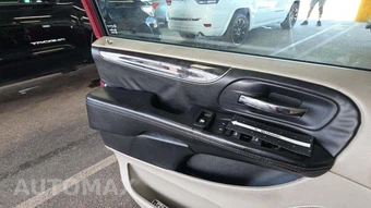 2016 Chrysler Town & Country Touring 121.2" WB – miniatura 37
