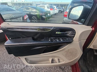 2016 Chrysler Town & Country Touring 121.2" WB – miniatura 9